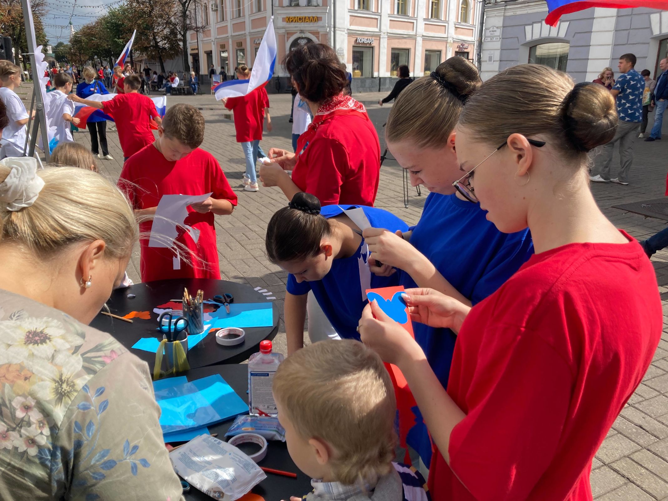 В сердце столицы Золотого кольца прошли акции, посвящённые Дню Государственного флага РФ