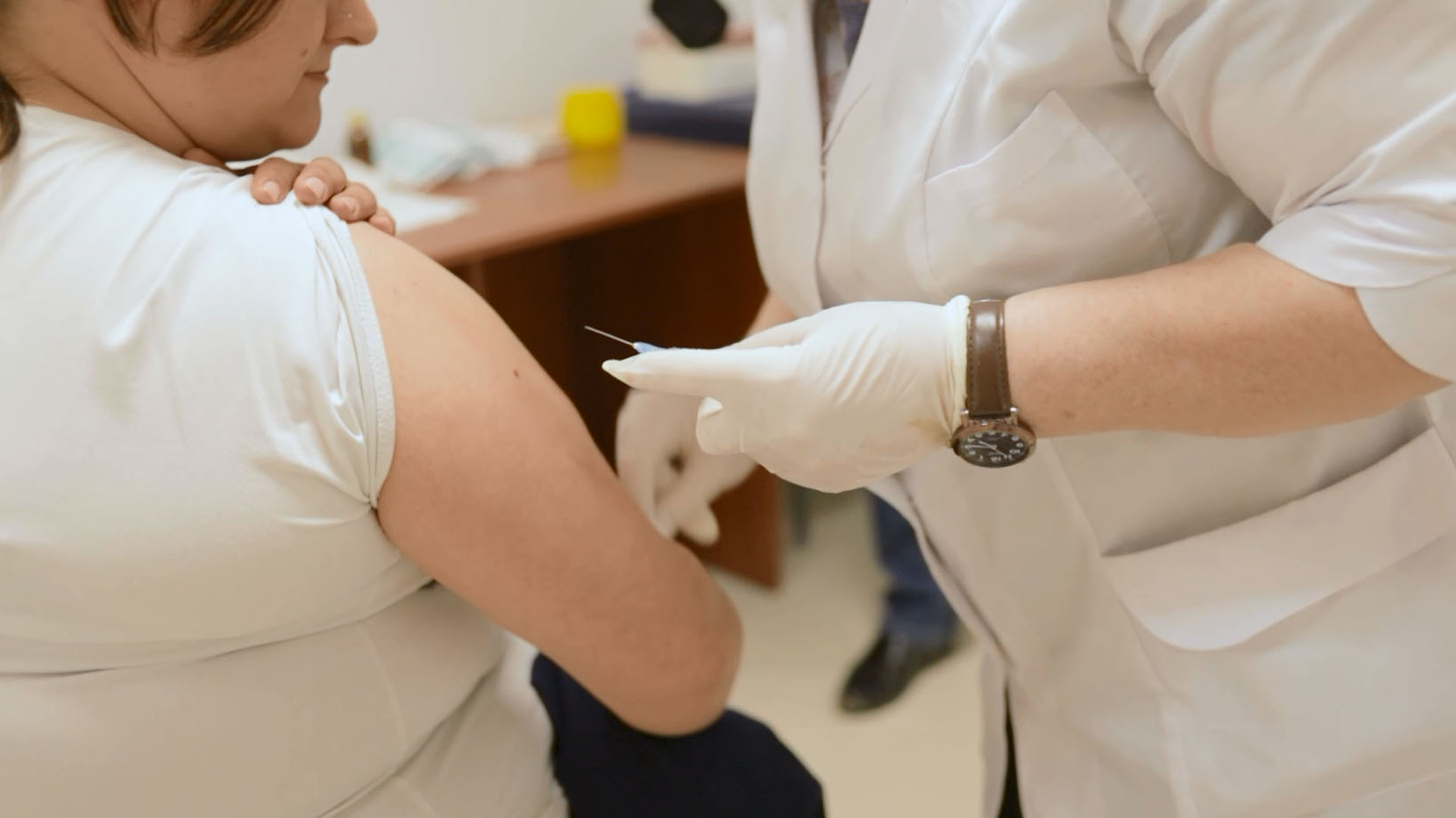 Трое ярославцев, получивших неверную дозу вакцины, чувствуют себя хорошо
