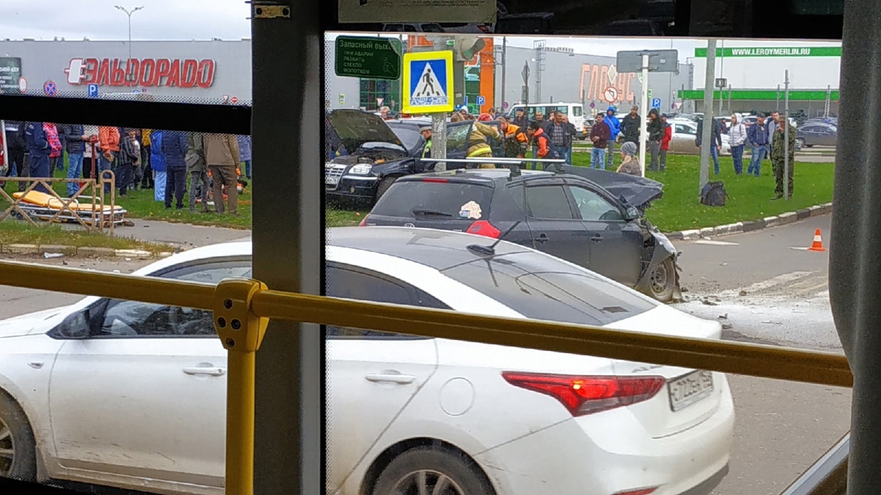 В Заволжском районе Ярославля около «Глобуса» произошла серьёзная авария – двое пострадавших доставлены в больницу