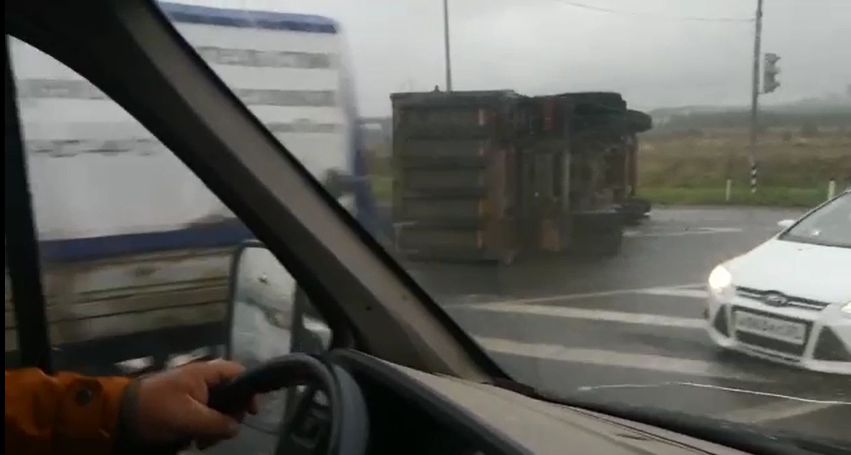 Крупная авария в Ярославле на Старокостромском шоссе - фура врезалась в самосвал, который вёз асфальт