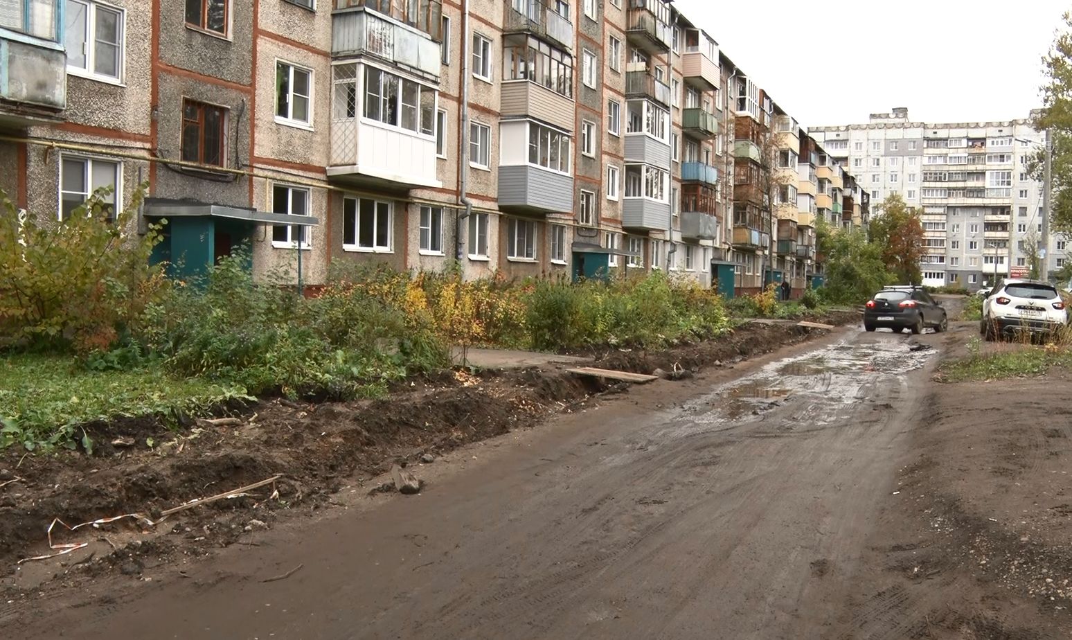 Во дворах домов по улице Урицкого Дзержинского района Ярославля благоустройства так и нет - почему ремонт затянулся?