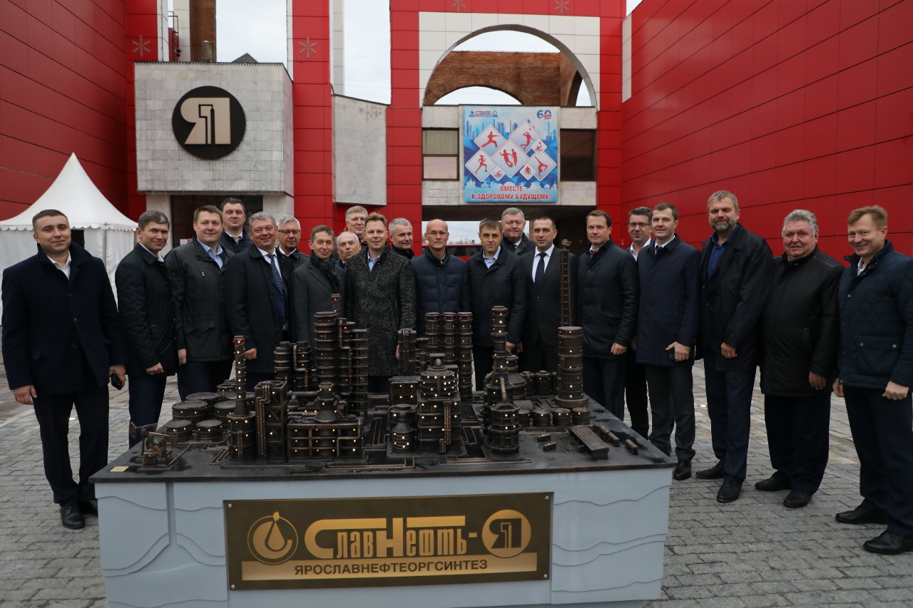 В Ярославле открыли памятную стелу в честь 60-летия Ярославского нефтеперерабатывающего завода ПАО «Славнефть-ЯНОС