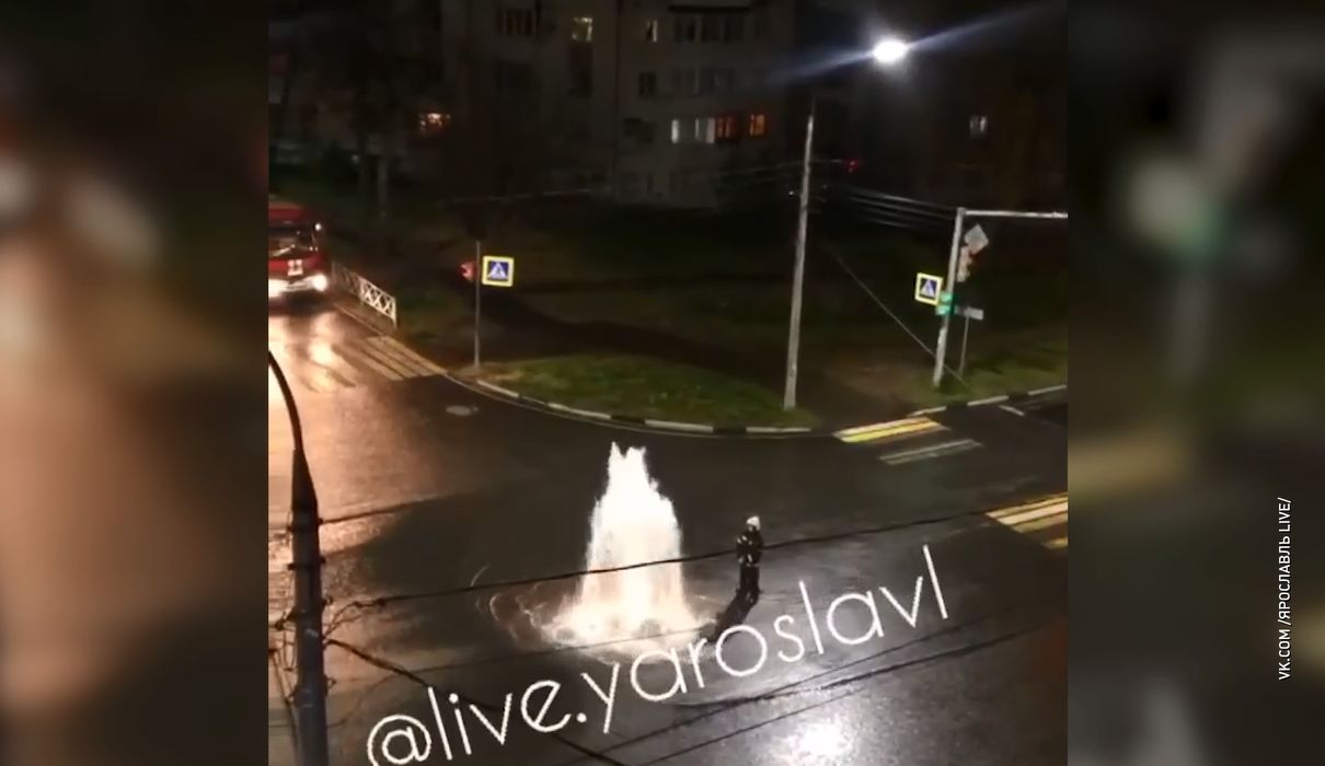 Нерукотворный фонтан забил на улице Победы в Ярославле