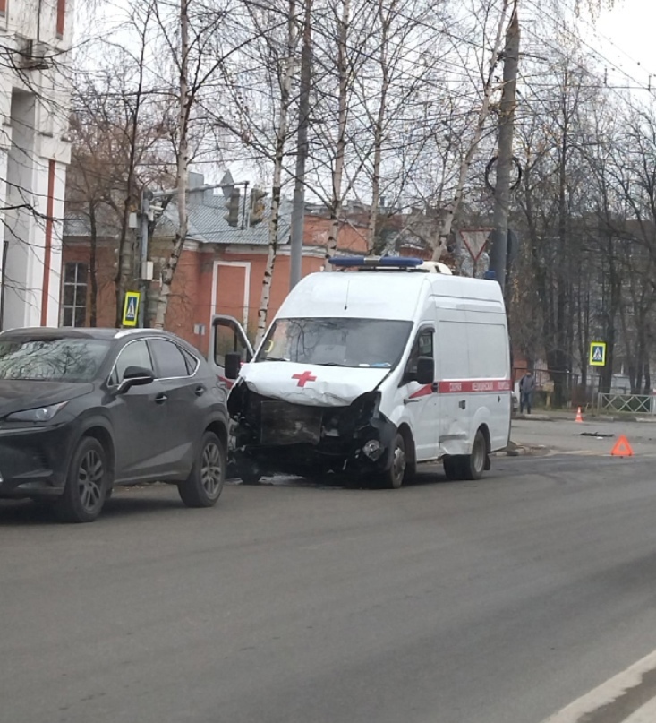 В Ярославле карета скорой помощи попала в ДТП