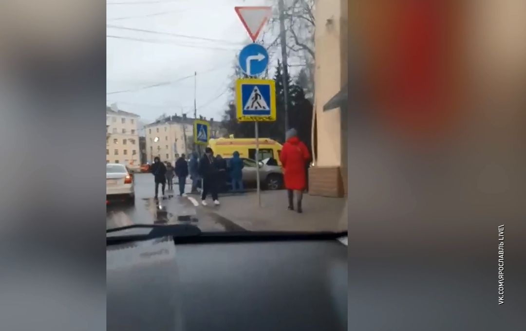 Иномарка врезалась в столб около пешеходного перехода на пересечении улиц Ленина и Щапова в Ярославле