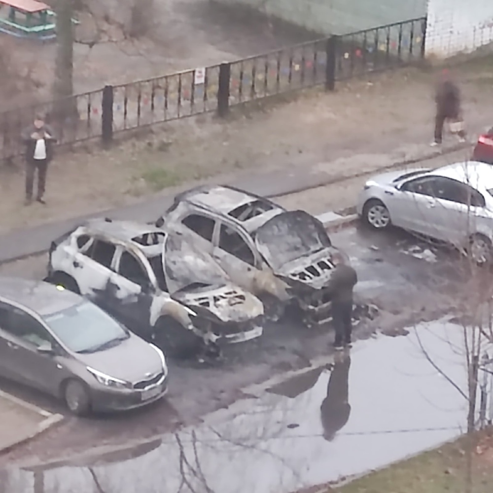 В Ярославле полыхают припаркованные машины