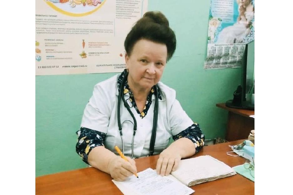 Михаил Евраев поздравил с Днём педиатра врача, работающего в районной больнице более 40 лет