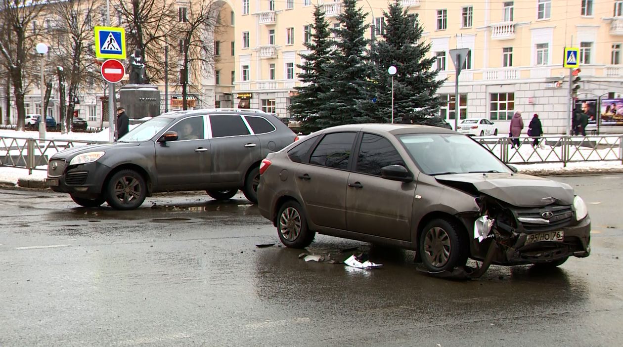 Перекресток проспекта Ленина и улицы Советской в Ярославле продолжает оставаться одним из самых опасных