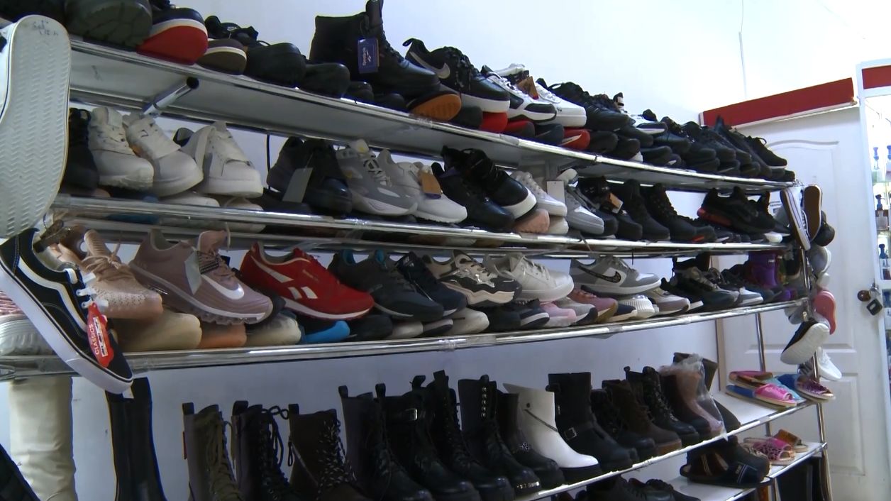 В Ярославле на Заволжском рынке накрыли прилавок с контрафактной обувью