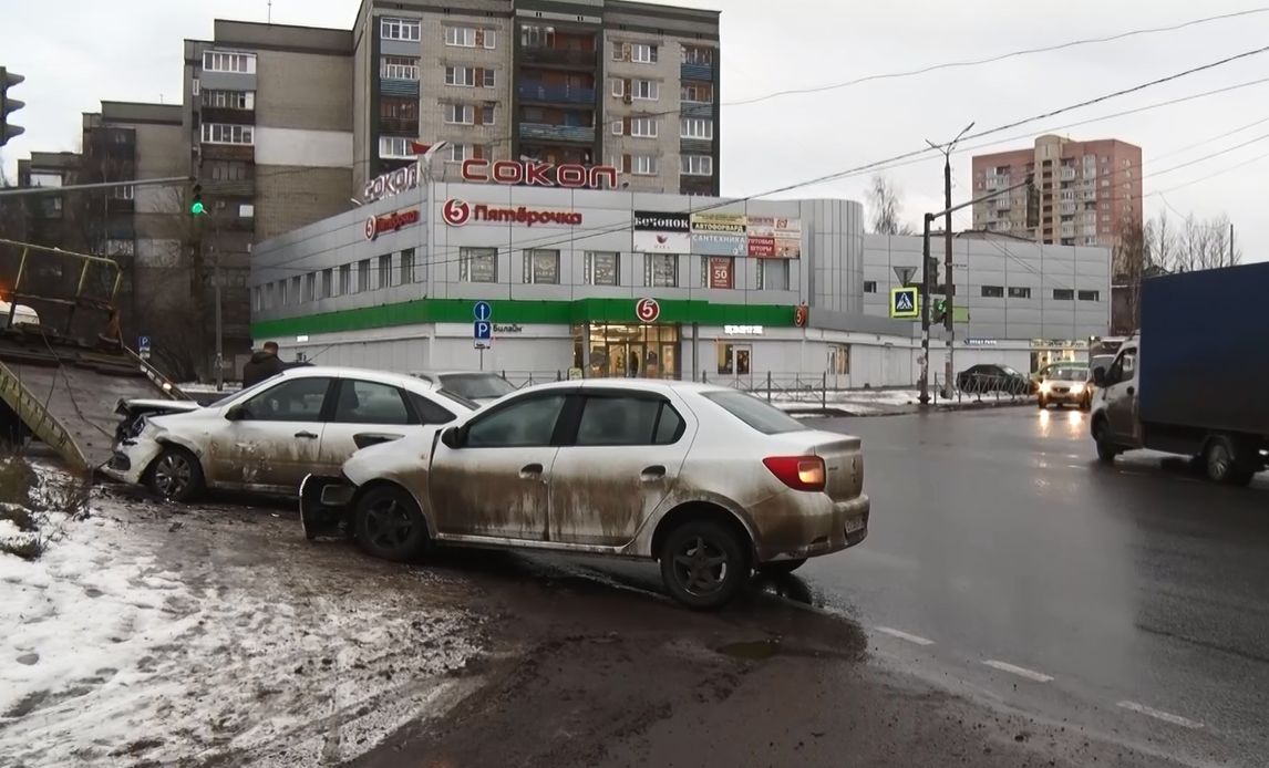 В Ярославле на перекрестке Корабельной и Ярославской улиц дорогу не поделили легковушки