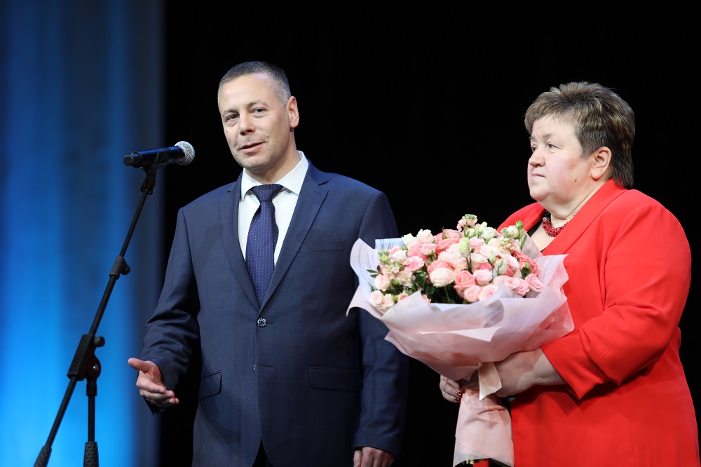 Глава региона Михаил Евраев поздравил женщин Ярославской области с Днем матери