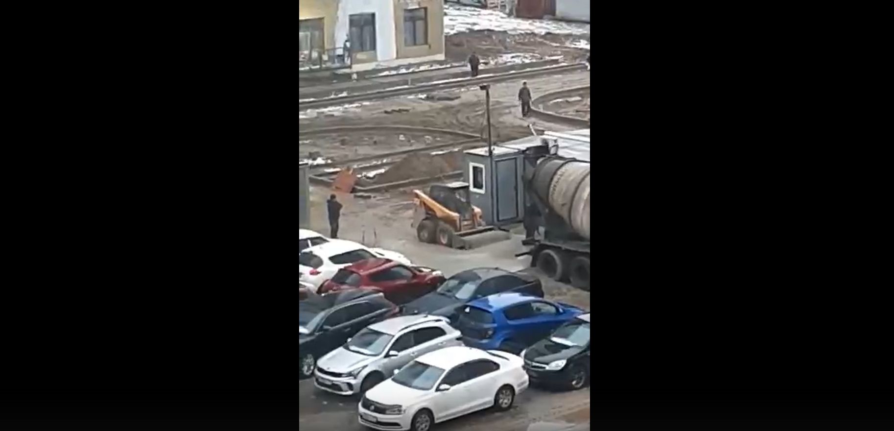 Строительные вагончики и деревянные поддоны захватили парковку жителей по улице Лескова, 36 в Ярославле