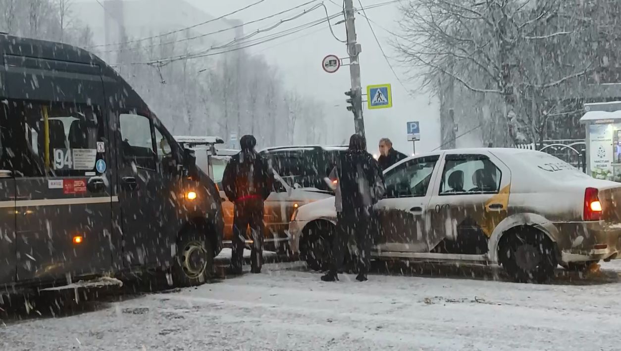 В Ярославле произошла авария с участием общественного транспорта