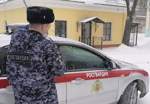 Водителю грозило обморожение: сотрудники Росгвардии помогли автомобилисту в Ярославле