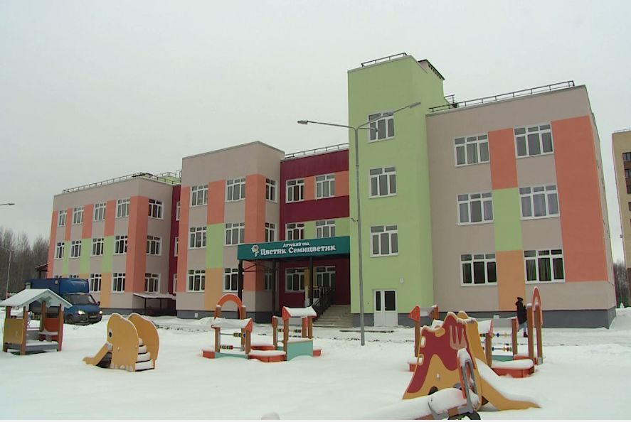 Полы с подогревом, яркие группы и 12 игровых площадок: в Ярославле открыли детский сад