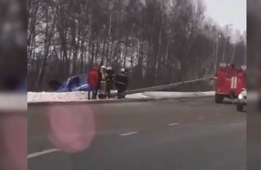 В Ярославле на Окружной дороге легковой автомобиль снес столб