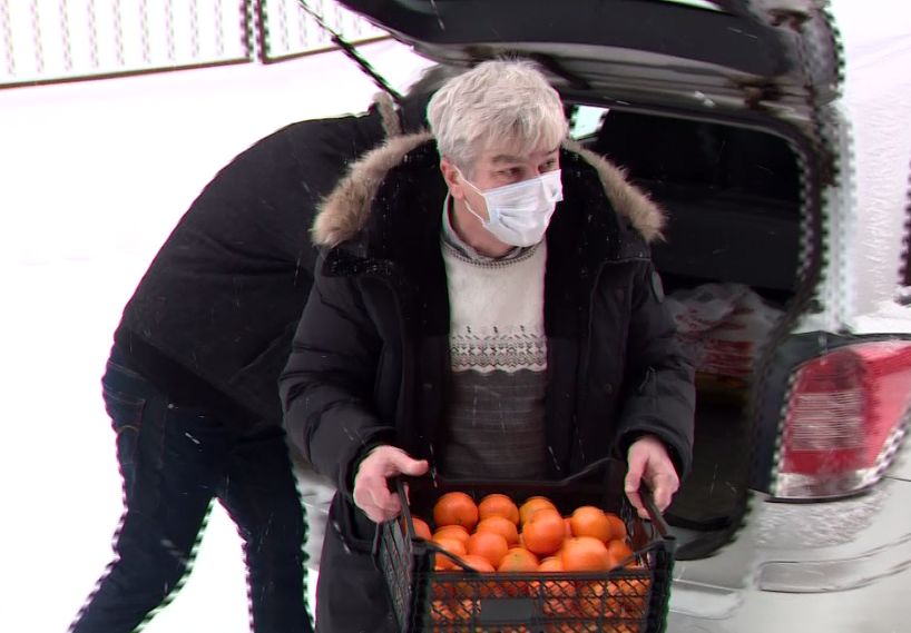 Несколько ящиков апельсинов и мандаринов получили врачи ярославской больницы