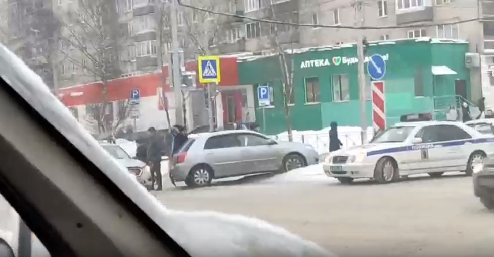 Снесли светофор: видео ДТП в Заволжском районе