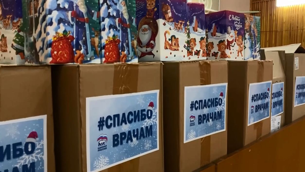 Депутаты Ярославской областной думы привезли подарки малышам врачей