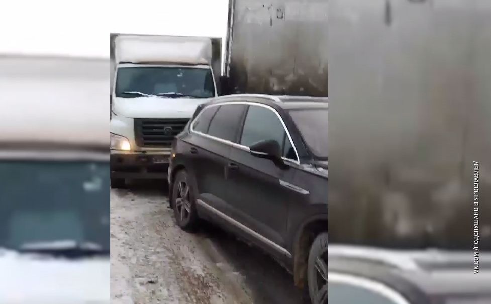 В Ярославской области на трассе произошла серьезная авария с фурой