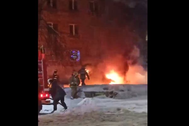 Два автомобиля полыхали в центре Ярославля