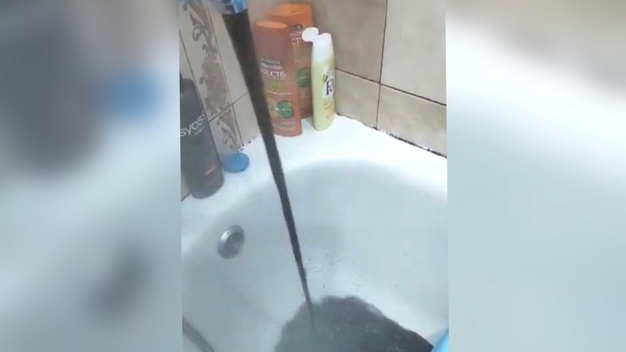 Ярославцы жалуются на черную воду из крана