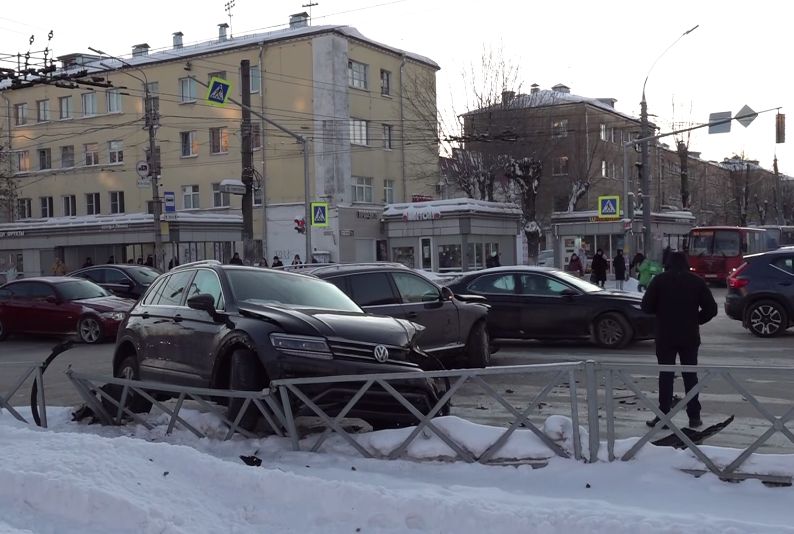 В Ярославле автомобили встали в пробки из-за серии ДТП