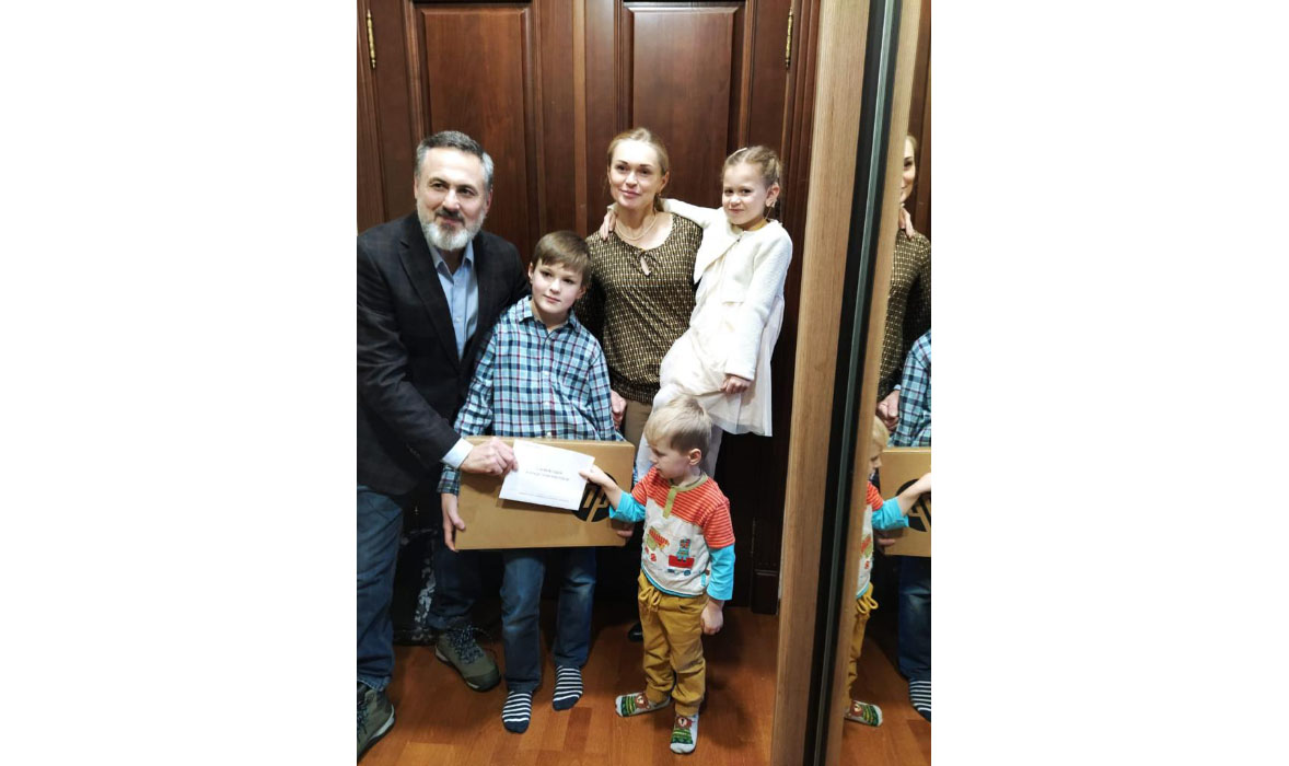 Многодетные родители Ярославской области получили подарки от помощника Президента РФ Дмитрия Миронова