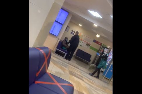 Охранник в поликлинике Ярославля прыснул пенсионерке в лицо из перцового баллончика