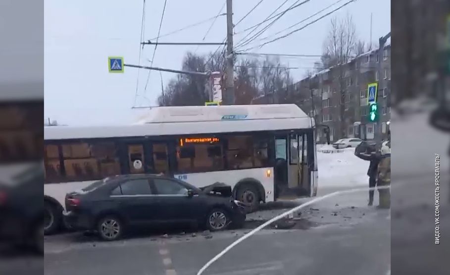 В Ярославле пассажирский автобус столкнулся с легковушкой