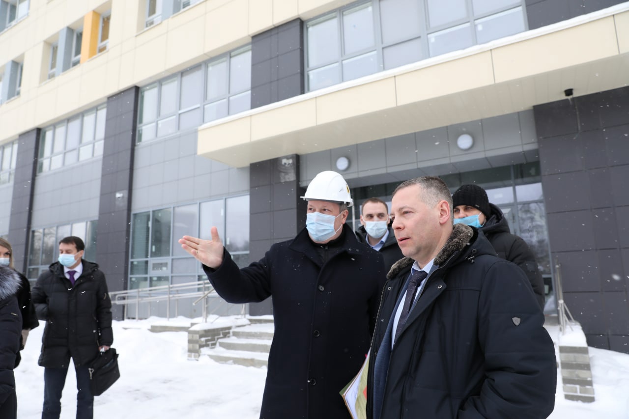 Глава региона Михаил Евраев проинспектировал возведение двух медицинских центров