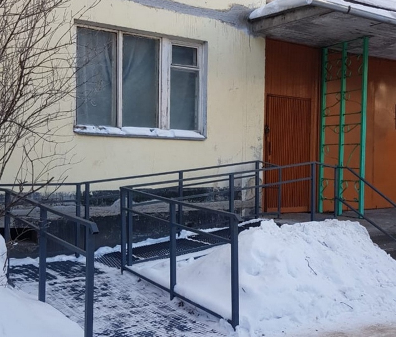 Для ребенка-инвалида из Рыбинска установили пандус в многоквартирном доме