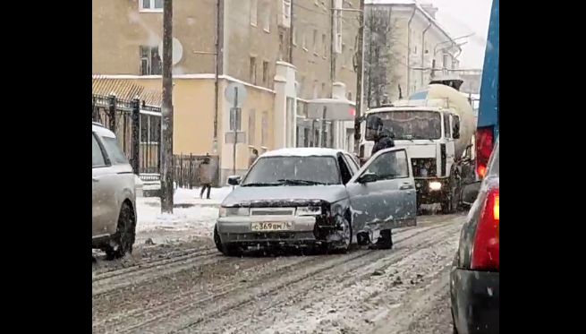 Из-за снегопада и аварий Ярославль вновь встал в пробки
