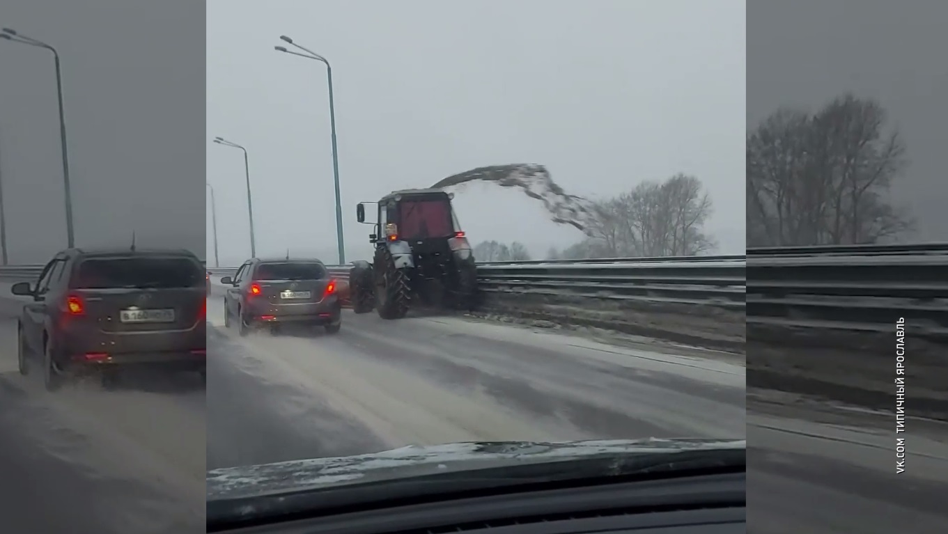 В Ярославле снег скидывают с моста