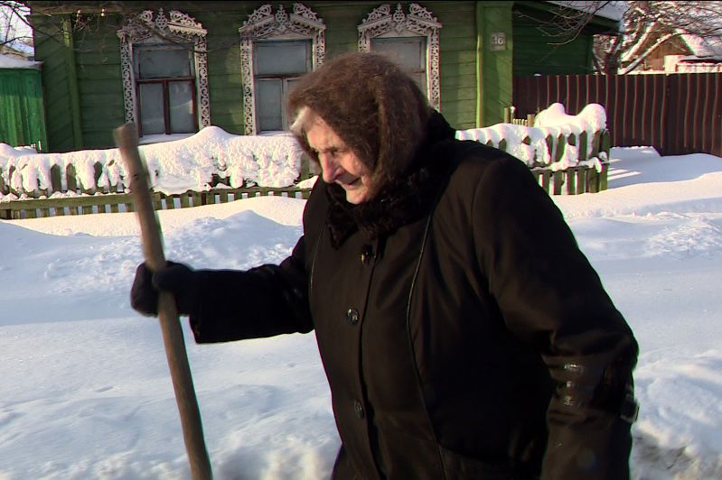 89-летняя ярославна убирает снег на улицах Ярославля