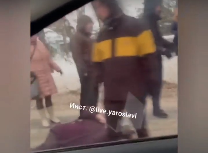 Лежит на спине: в Ярославле сбили женщину. Видео
