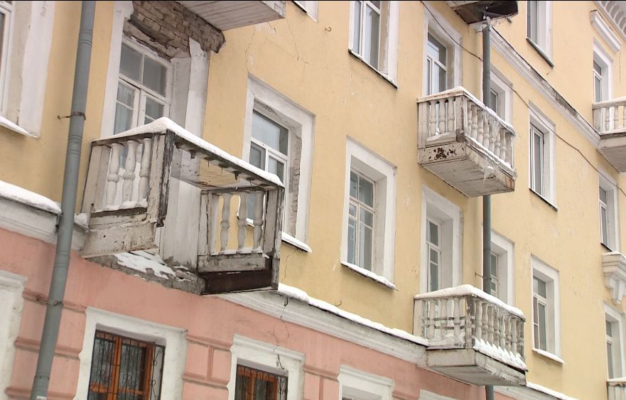 С фасада пропал балкон: история дома на улице Советской в Ярославле