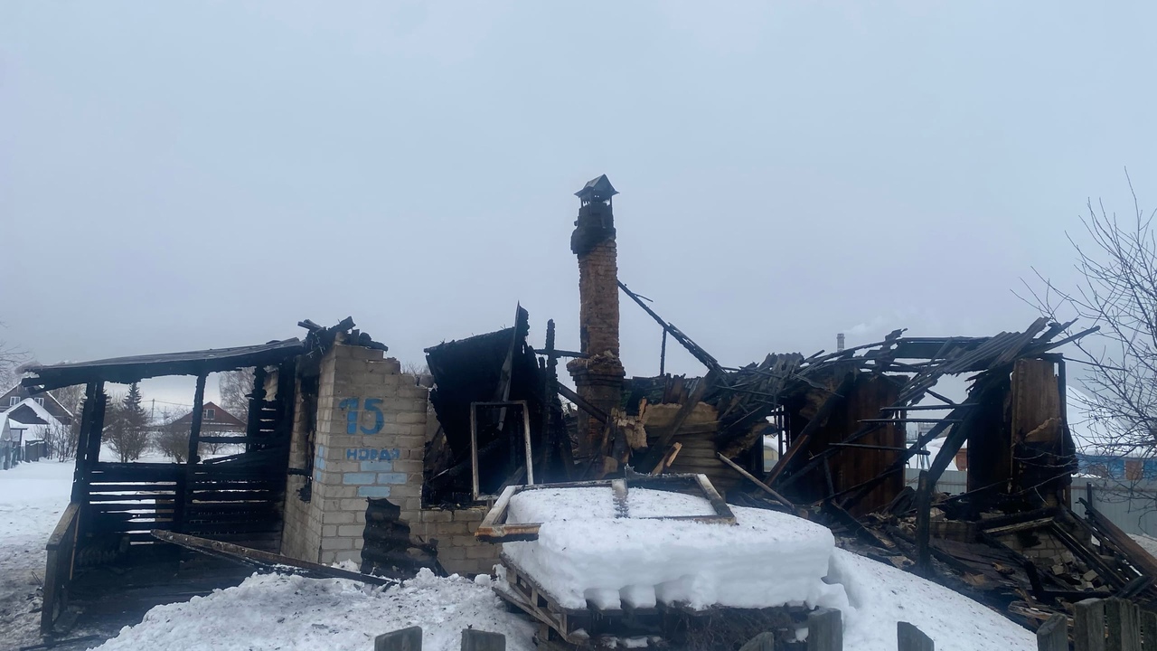 Из горящего дома — через окно: молодая семья пострадала во время пожара под Ярославлем
