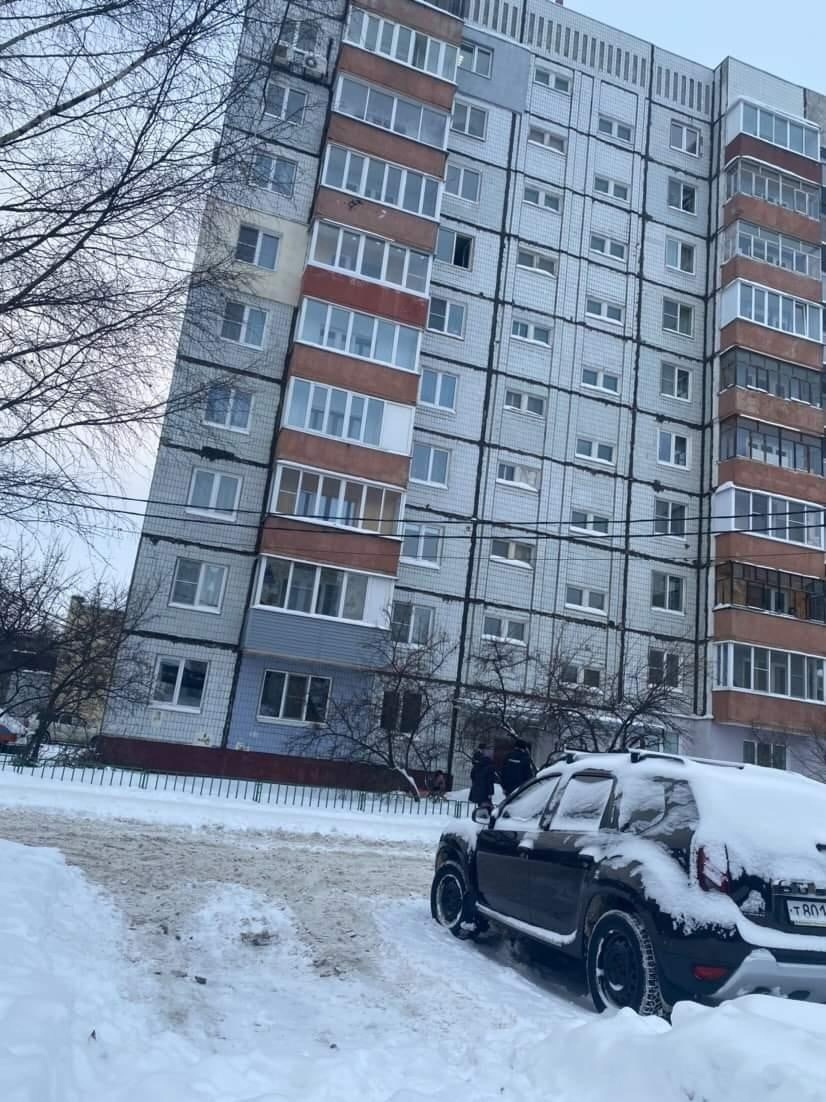 В Ярославле из окна квартиры на седьмом этаже выпал мужчина