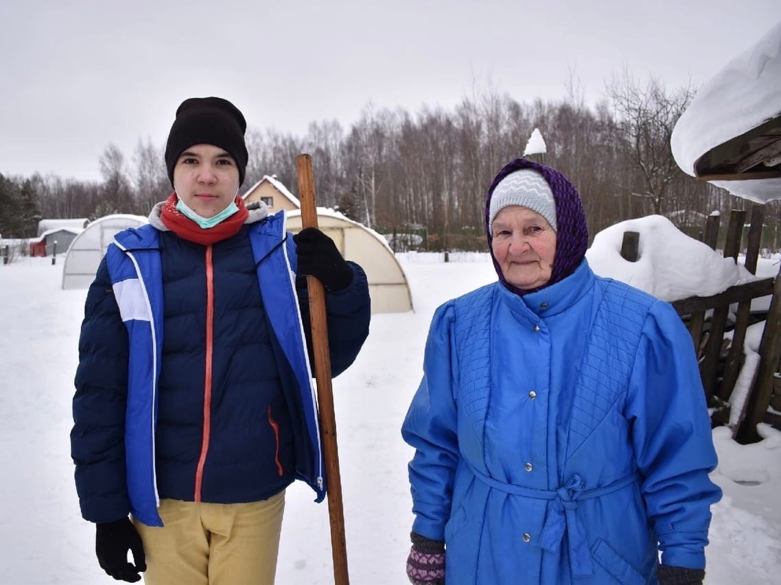 Ярославские волонтеры помогают расчищать от снега дворы пенсионеров и памятники