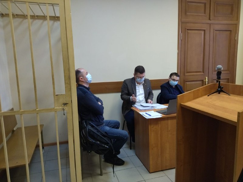 Не только деньгами, но и офисной техникой: как прошло первое судебное заседание обвиняемого в получении взяток экс-советника мэра Ярославля