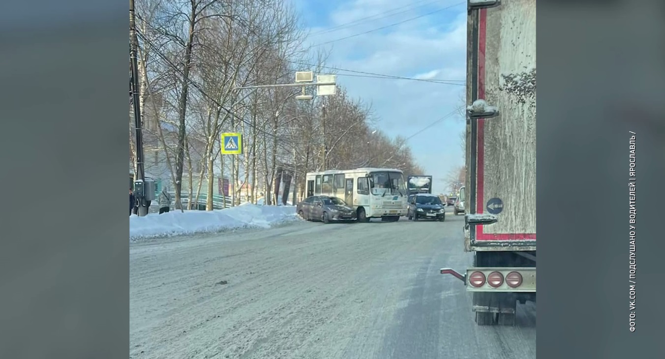В Ярославле в ДТП столкнулись автобус и легковушка