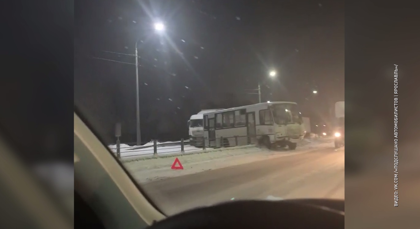 В Ярославле автобус влетел в отбойник