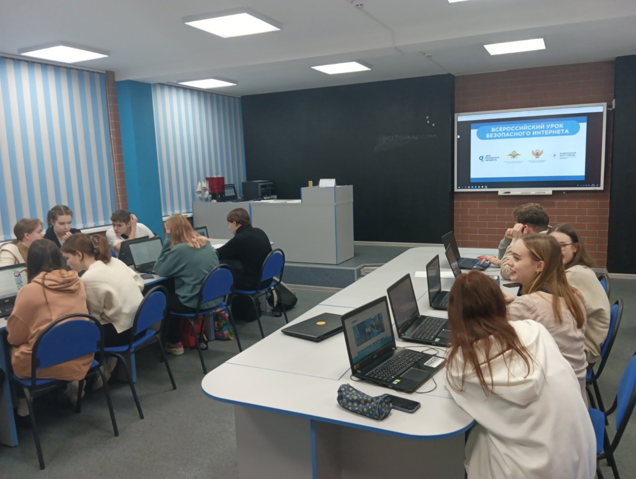 Кибератаки и безопасный интернет: ярославские школьники присоединились к «Уроку цифры»