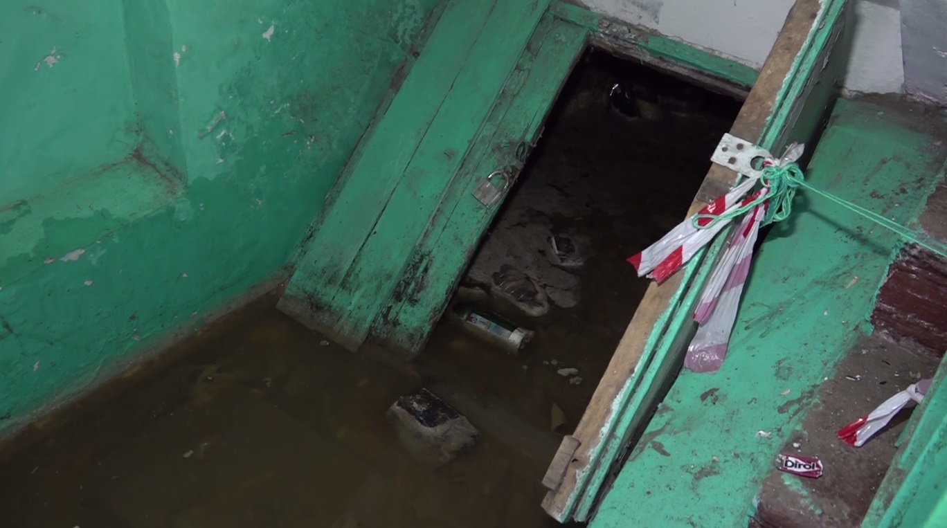 В Ярославле подъезды дома на улице Автозаводской затопило нечистотами