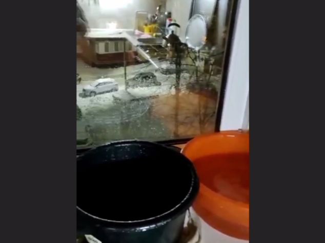 «Нас заливает вторую неделю»: жители Нефтестроя просят помощи в затопленных квартирах