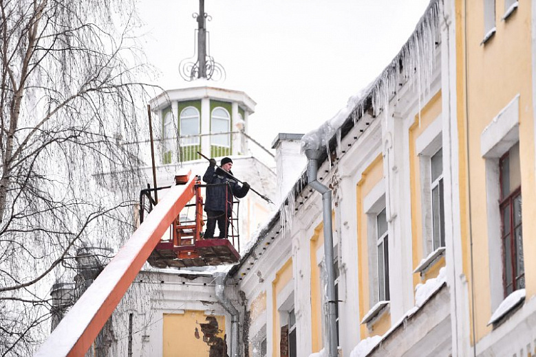 Ярославцам рассказали, куда жаловаться на сосульки и наледь на крышах