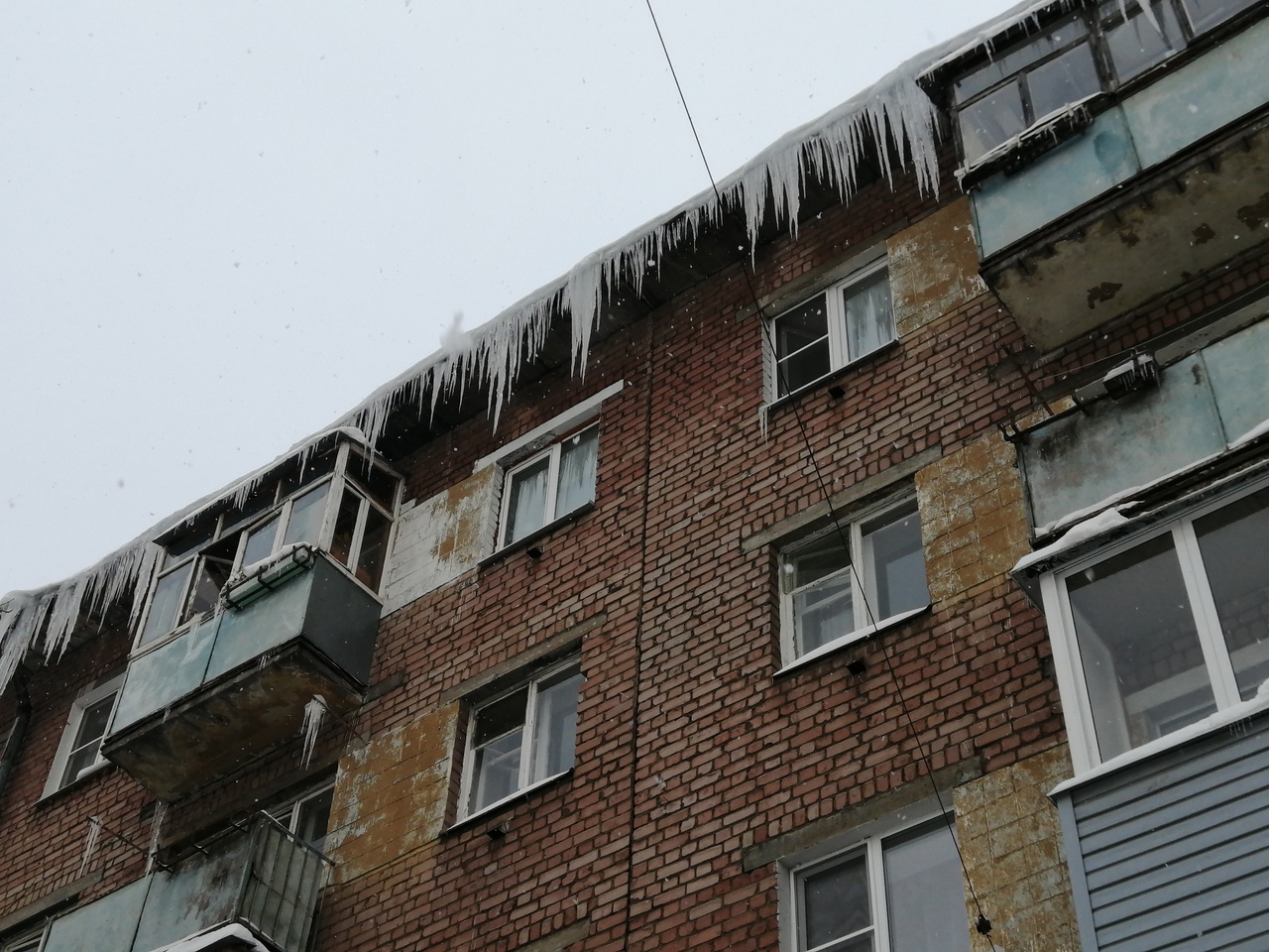 Ярославцам рассказали, куда обращаться, чтобы почистили карнизы кровли ото льда