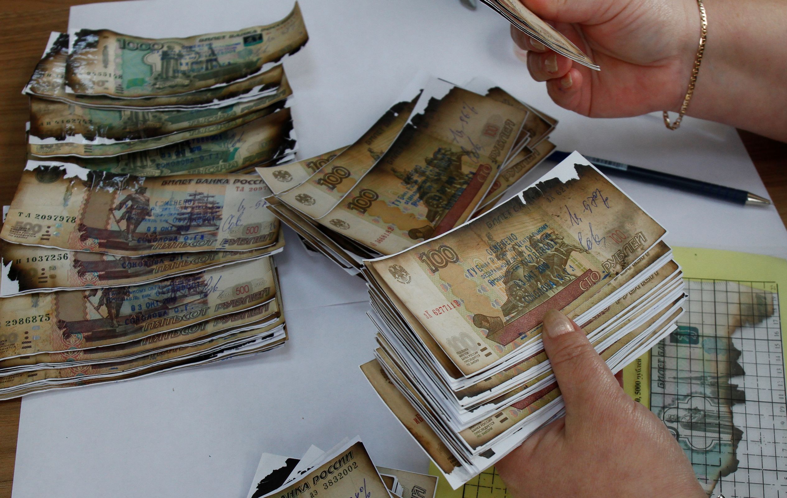 Что делать с поврежденными деньгами? Ответ эксперта по денежным знакам ярославского отделения Банка России