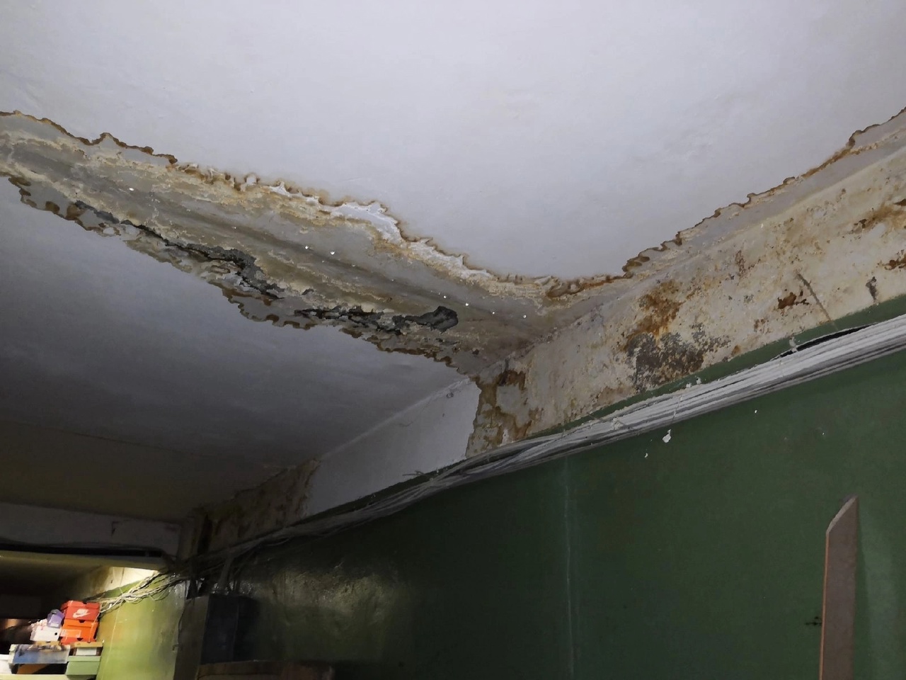 «Квартиры тоже топит»: брагинцы пожаловались на протекающую крышу их дома
